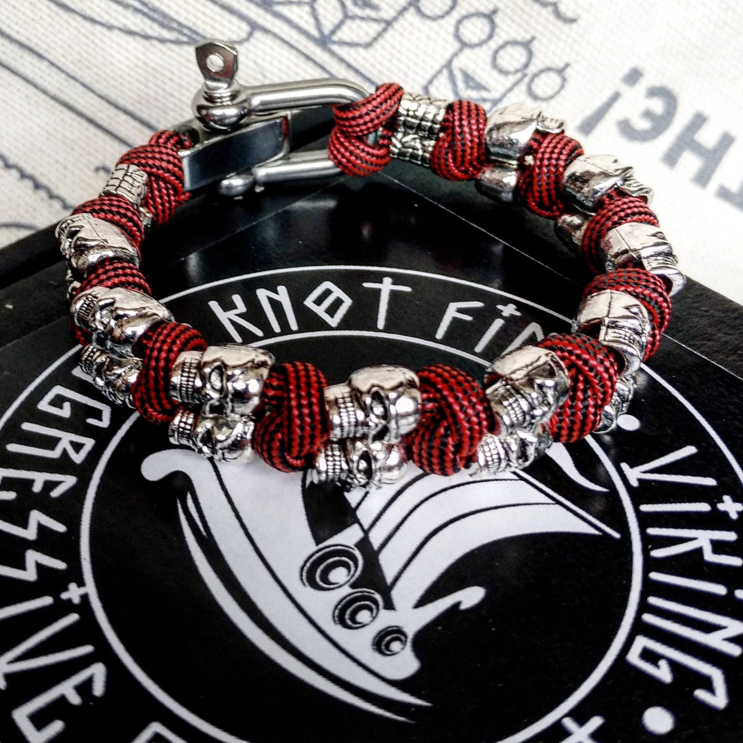 Silver skull paracord bracelet. A great gift for men and women who prefer a brutal style and a symbol of the skull. Celtic knots.