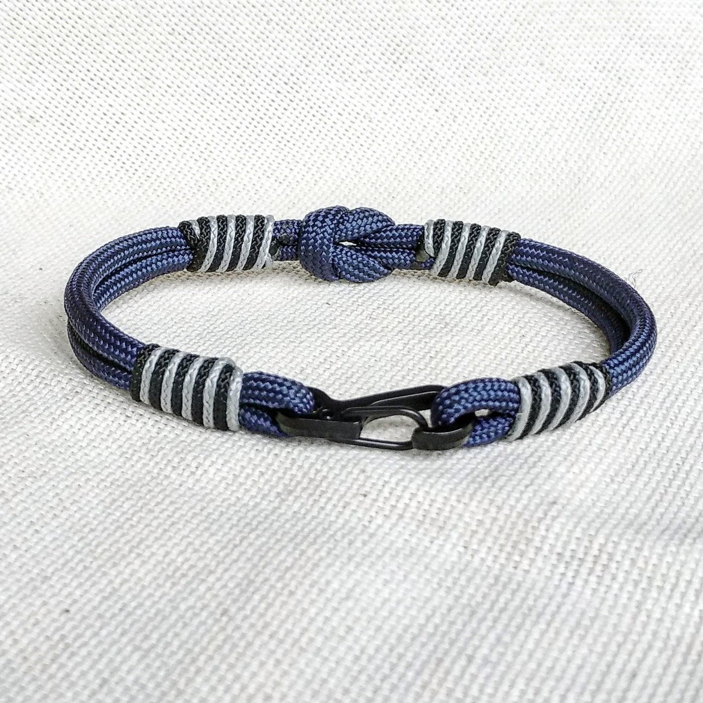 Thin Viking paracord bracelet with a carbine. Made of parachute cord and celtic knots. Accessory for boat trips. Gift for yours friends.