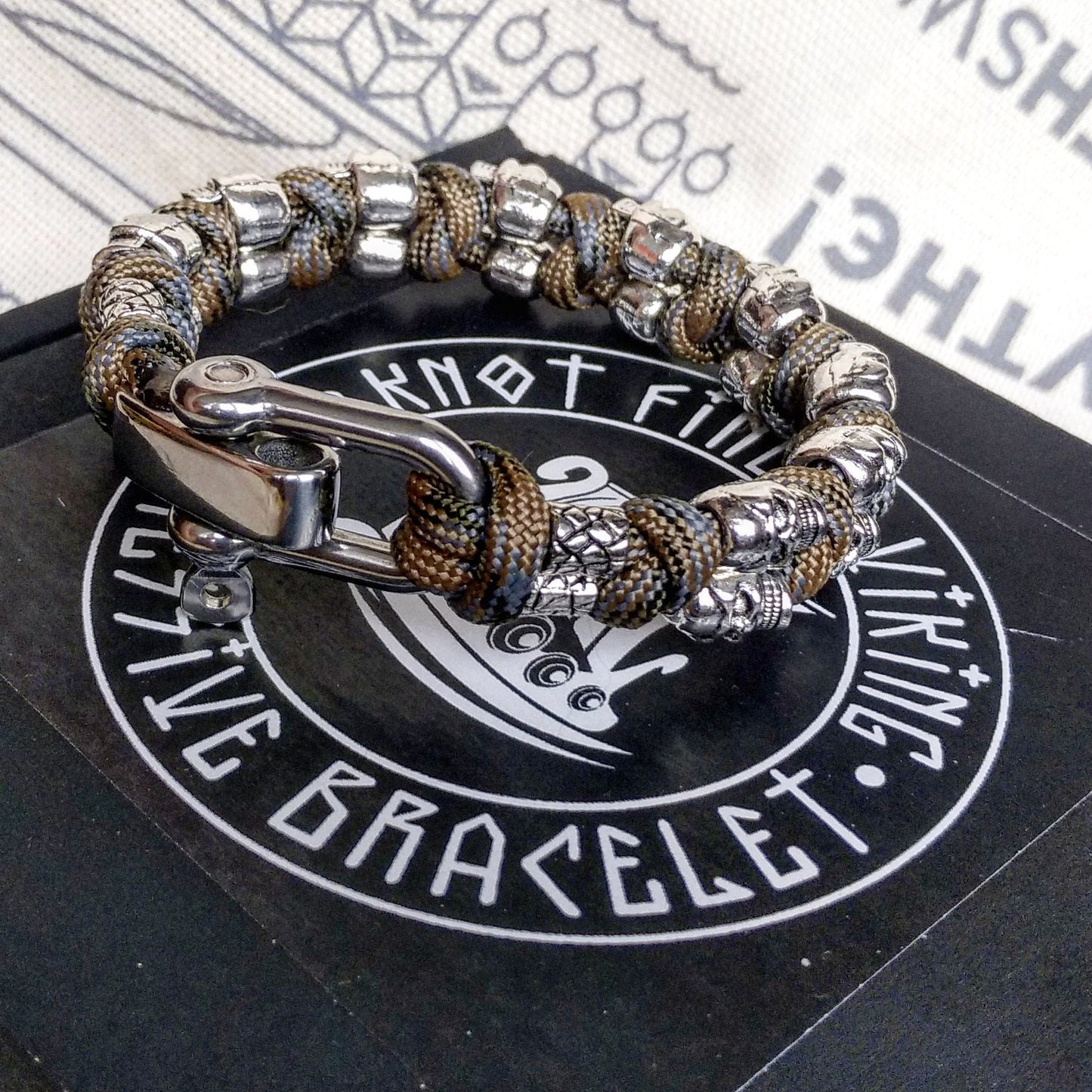 Steel skull paracord bracelet. A great gift for men and women who prefer a brutal style and a symbol of the skull. Halloween gift.