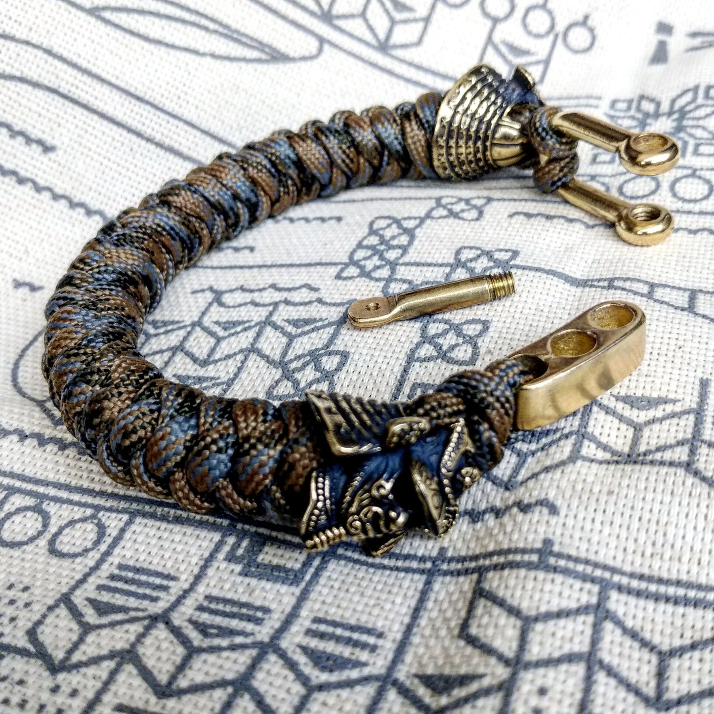 Custom bracelet "SAMURAI", made of paracord and original brass beads "Samurai helmet". A great gift for everyone who likes Celtic knots.