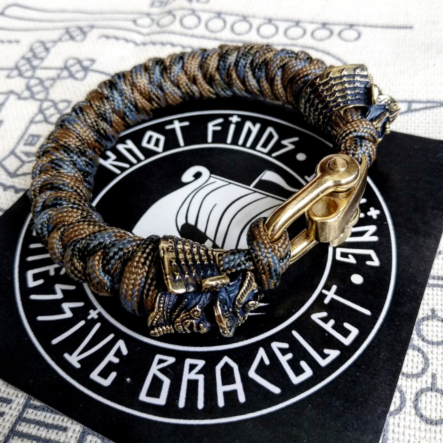 Custom bracelet "SAMURAI", made of paracord and original brass beads "Samurai helmet". A great gift for everyone who likes Celtic knots.