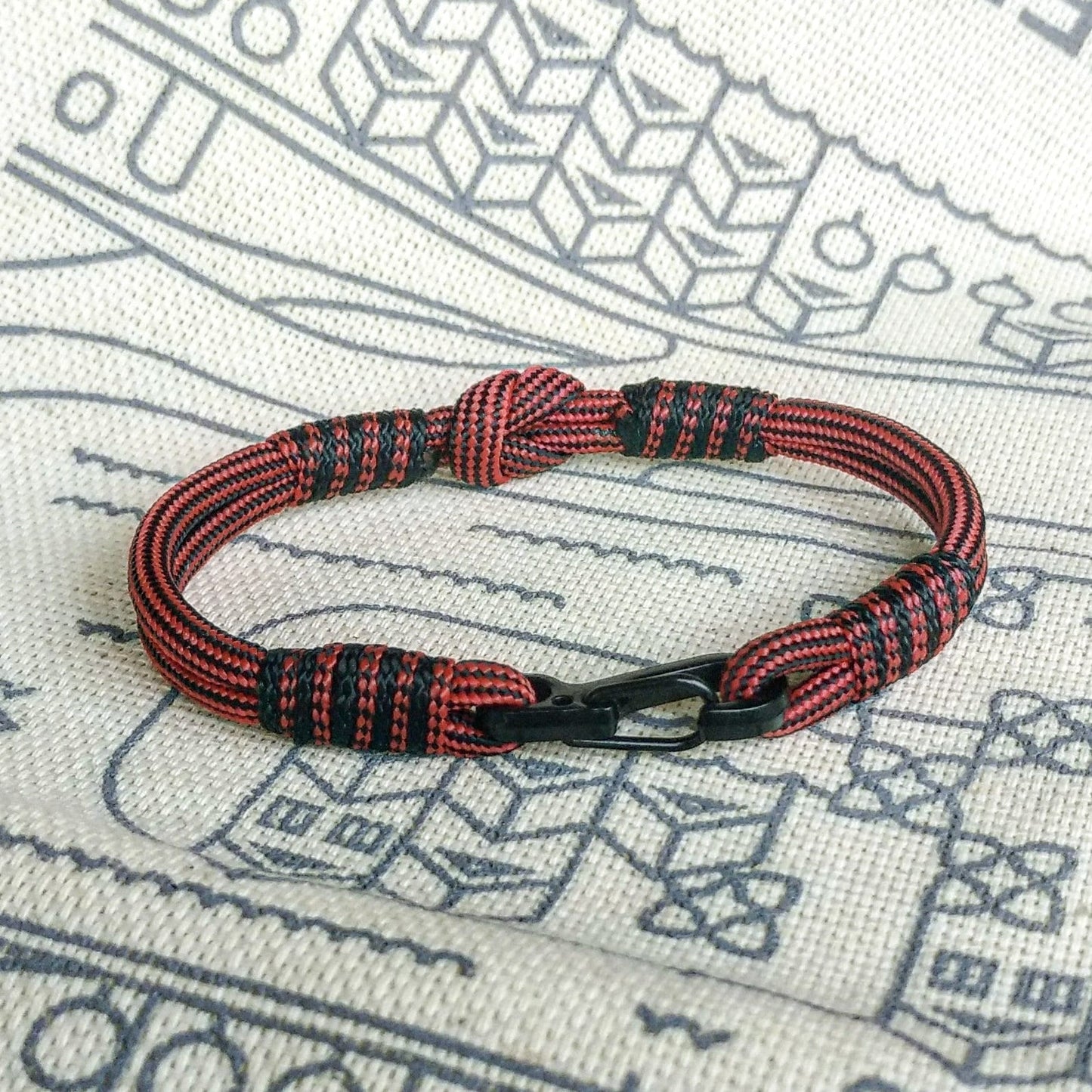 Stylish paracord bracelet / Celtic knot / Scandinavian jewelry / Wristband / skydive paracord shackle