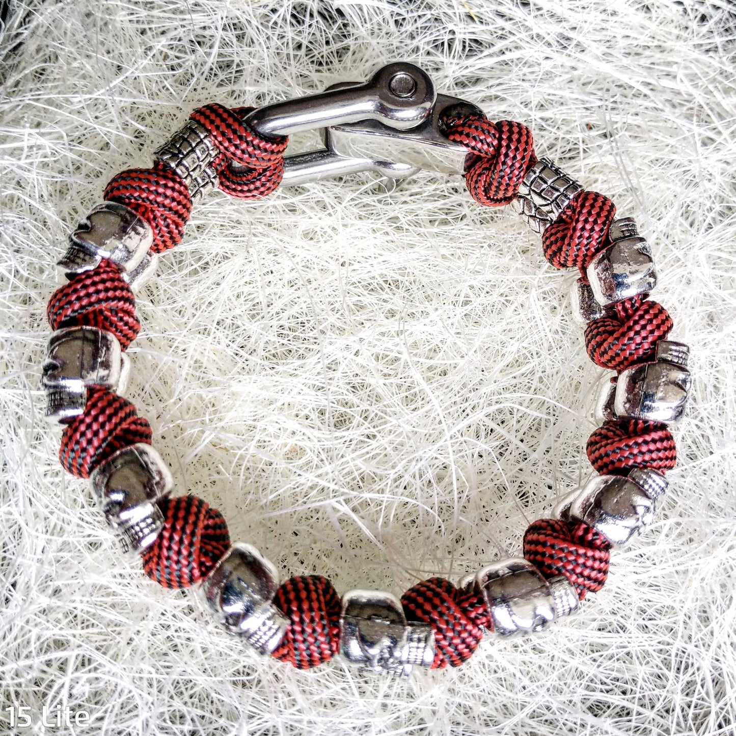 Silver skull paracord bracelet. A great gift for men and women who prefer a brutal style and a symbol of the skull. Celtic knots.