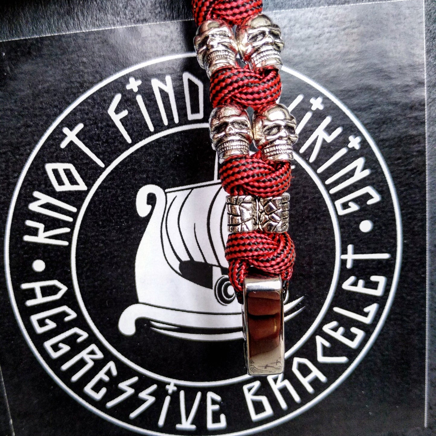 Silver skull paracord bracelet. A great gift for men and women who prefer a brutal style and a symbol of the skull. Celtic knots.