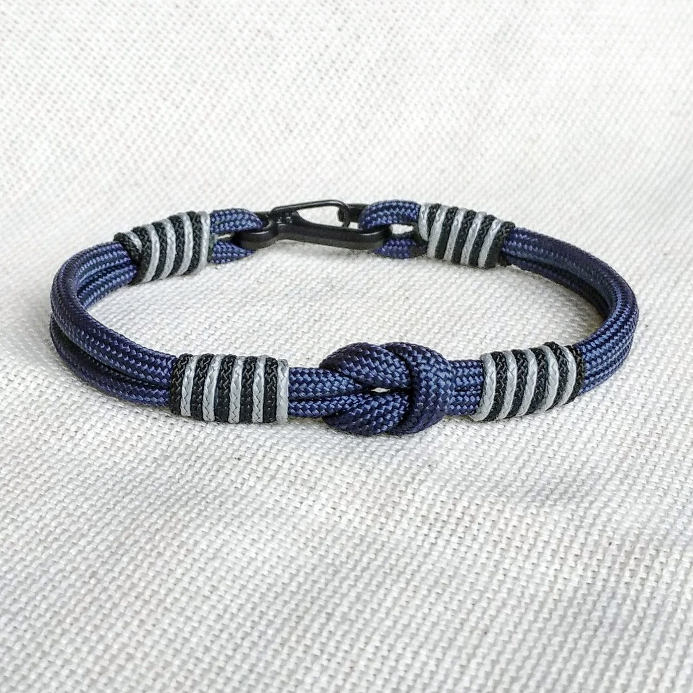 Thin Viking paracord bracelet with a carbine. Made of parachute cord and celtic knots. Accessory for boat trips. Gift for yours friends.