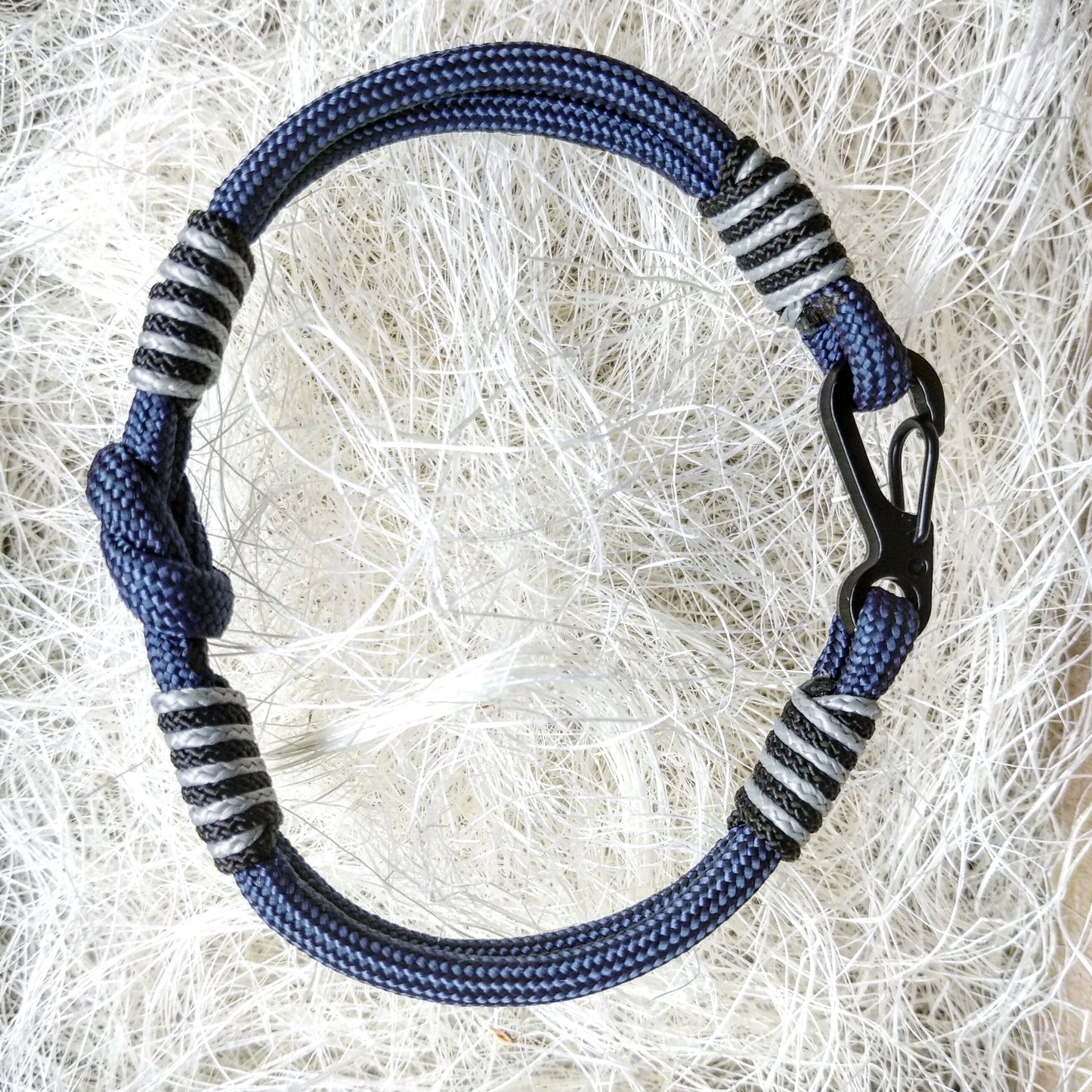 Thin Viking paracord bracelet with a carbine. Made of parachute cord and celtic knots. Accessory for boat trips. Gift for yours friends.