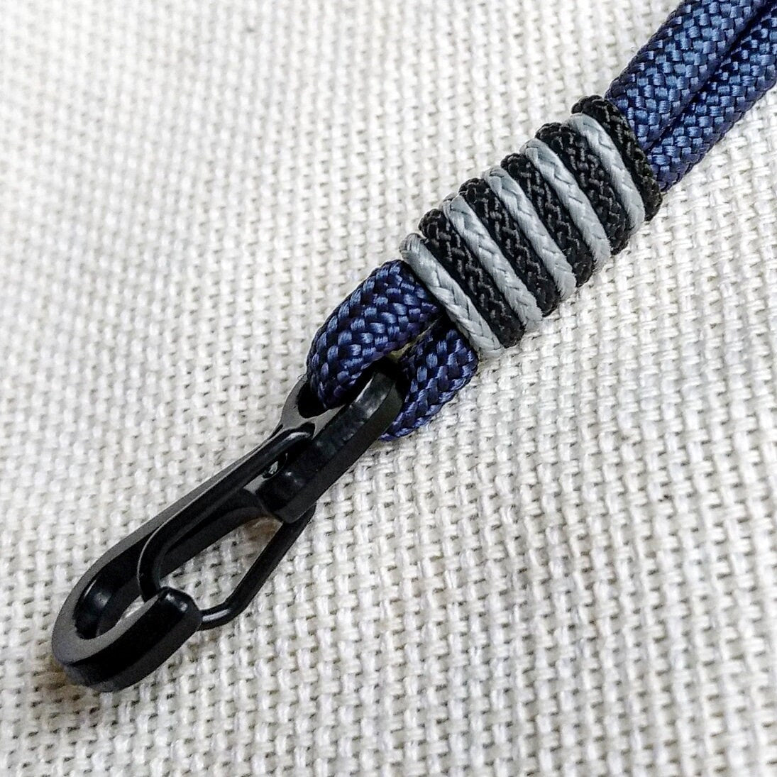 Thin Viking paracord bracelet with a carbine. Made of parachute cord and celtic knots. Accessory for boat trips. Gift for yours friends.
