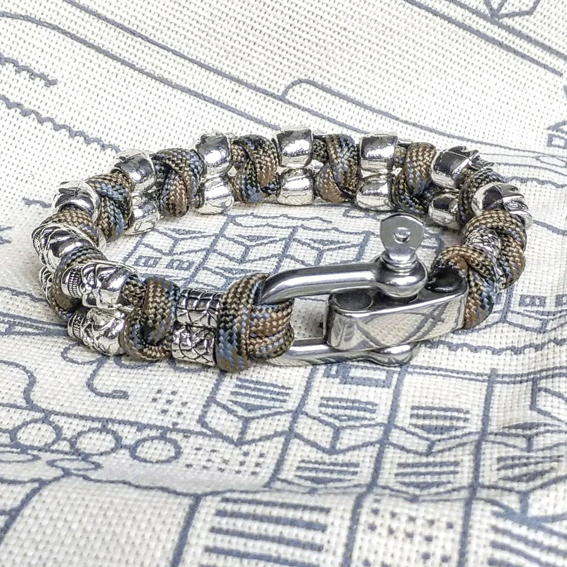 Steel skull paracord bracelet. A great gift for men and women who prefer a brutal style and a symbol of the skull. Halloween gift.