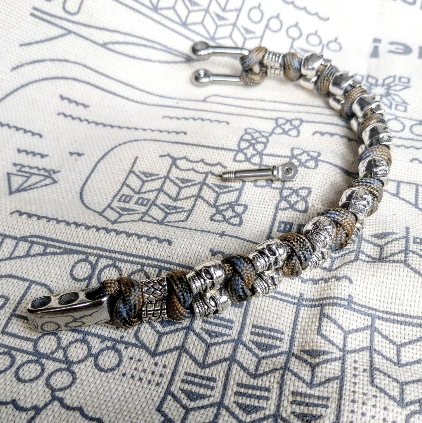 Steel skull paracord bracelet. A great gift for men and women who prefer a brutal style and a symbol of the skull. Halloween gift.