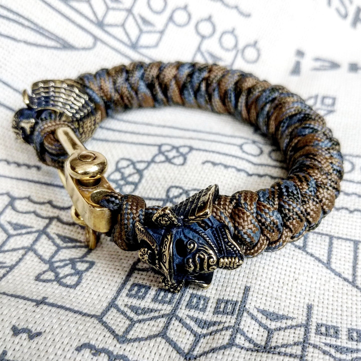 Custom bracelet "SAMURAI", made of paracord and original brass beads "Samurai helmet". A great gift for everyone who likes Celtic knots.