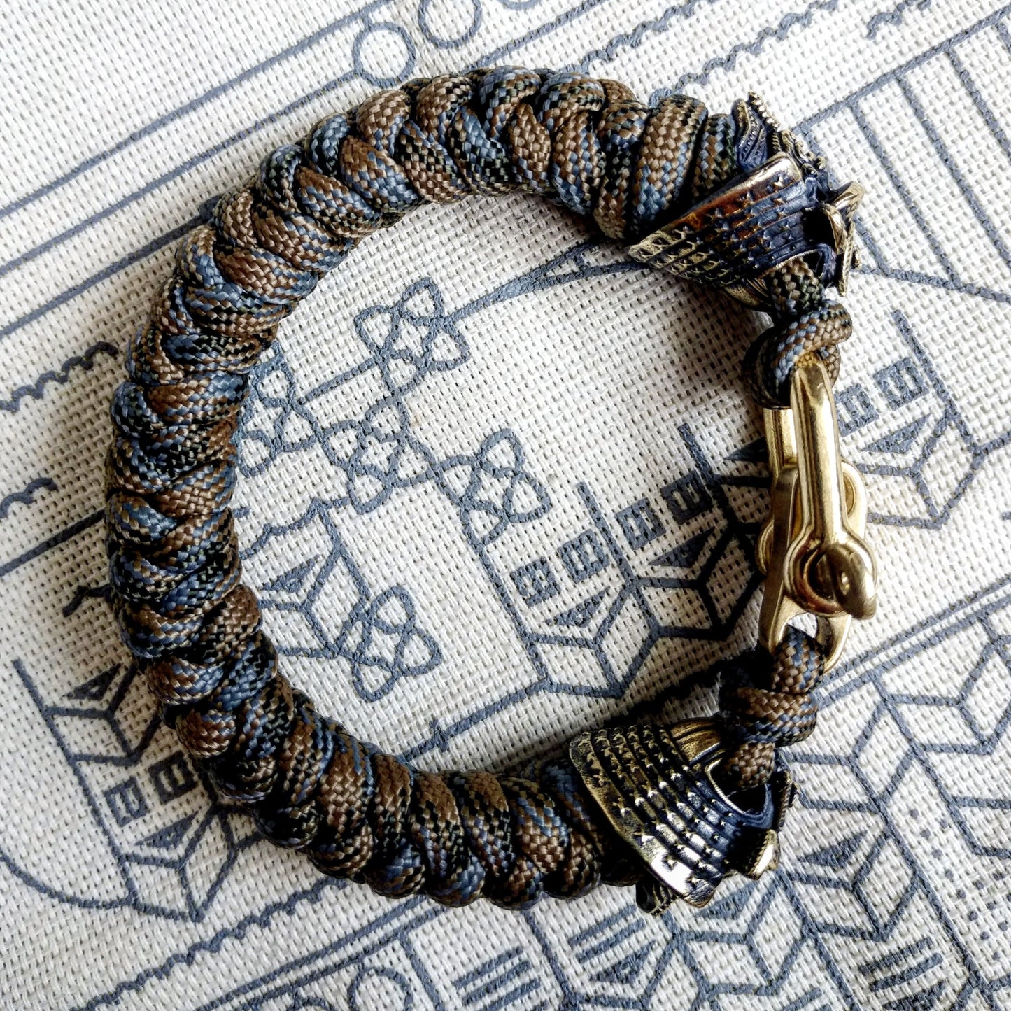 Custom bracelet "SAMURAI", made of paracord and original brass beads "Samurai helmet". A great gift for everyone who likes Celtic knots.