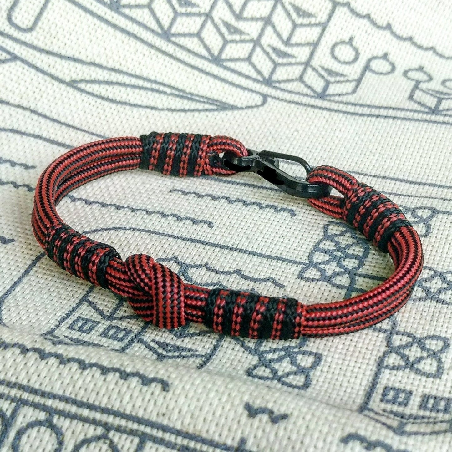 Stylish paracord bracelet / Celtic knot / Scandinavian jewelry / Wristband / skydive paracord shackle