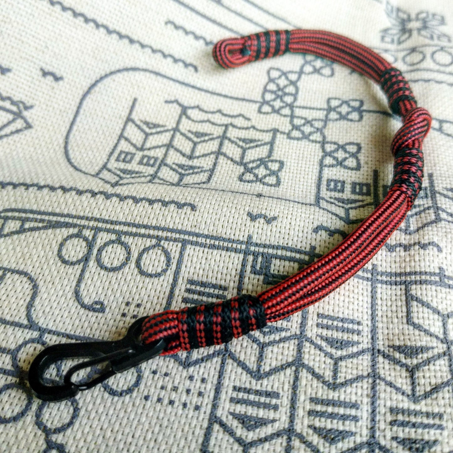 Stylish paracord bracelet / Celtic knot / Scandinavian jewelry / Wristband / skydive paracord shackle