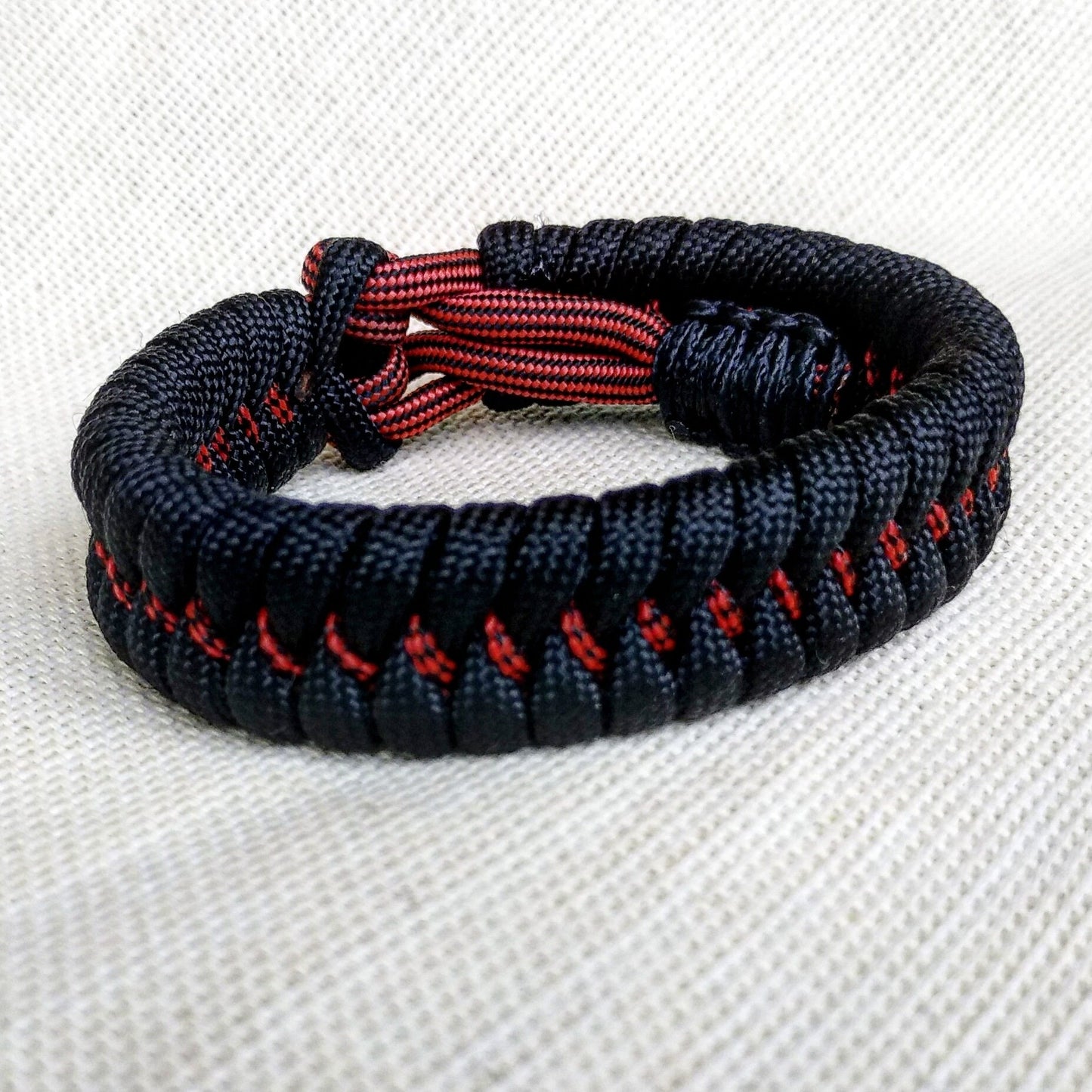 Paracord bracelet made of Mad Max paracord, Army style, a great gift for men.