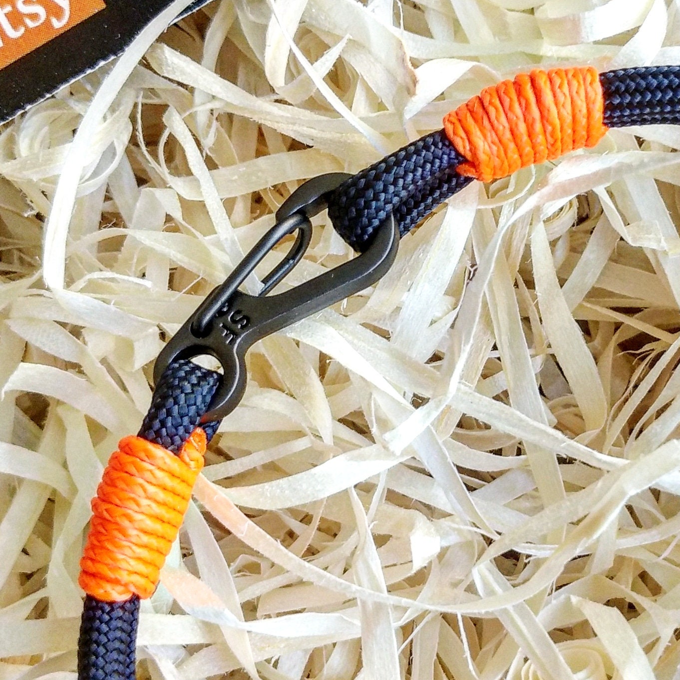 Unique paracord bracelet with carabiner. A great gift for a friend, girlfriend.