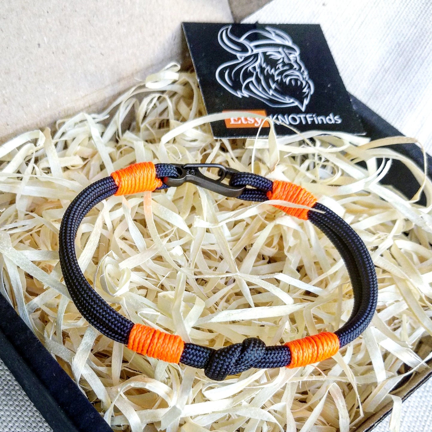 Unique paracord bracelet with carabiner. A great gift for a friend, girlfriend.