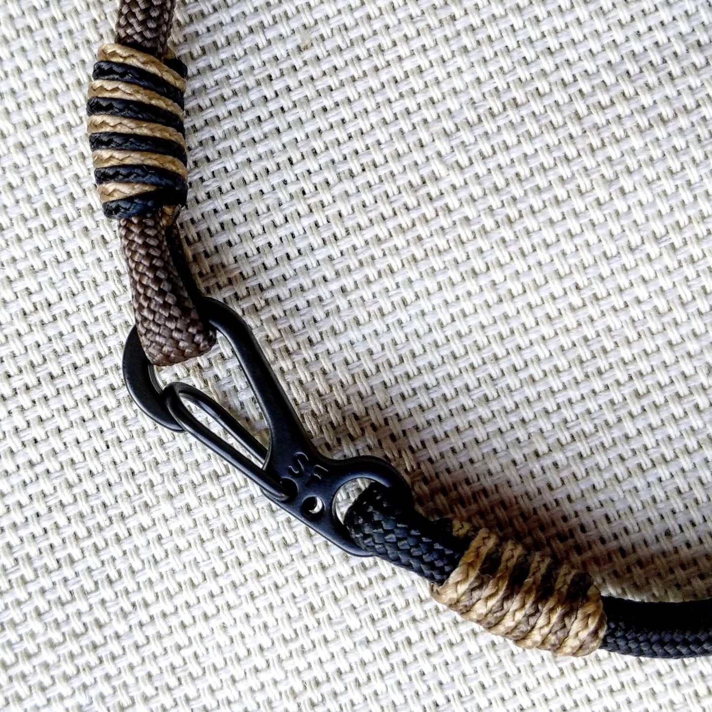 Thin Viking paracord bracelet with a carabiner. Made of parachute cord and celtic knots. Gift to a friend for his birthday.