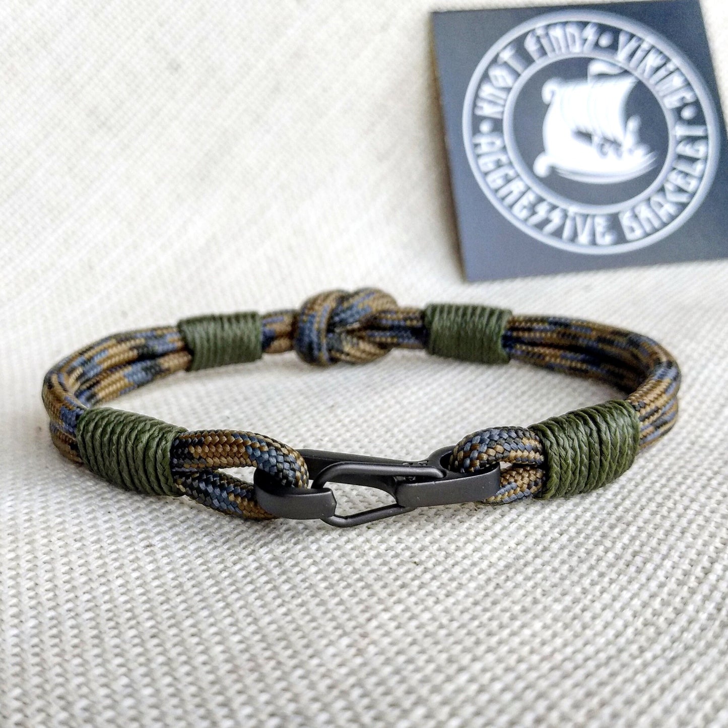 Thin military bracelet. Unloading camp bracelet. Paracord and carabiner bangle for men. Army style.