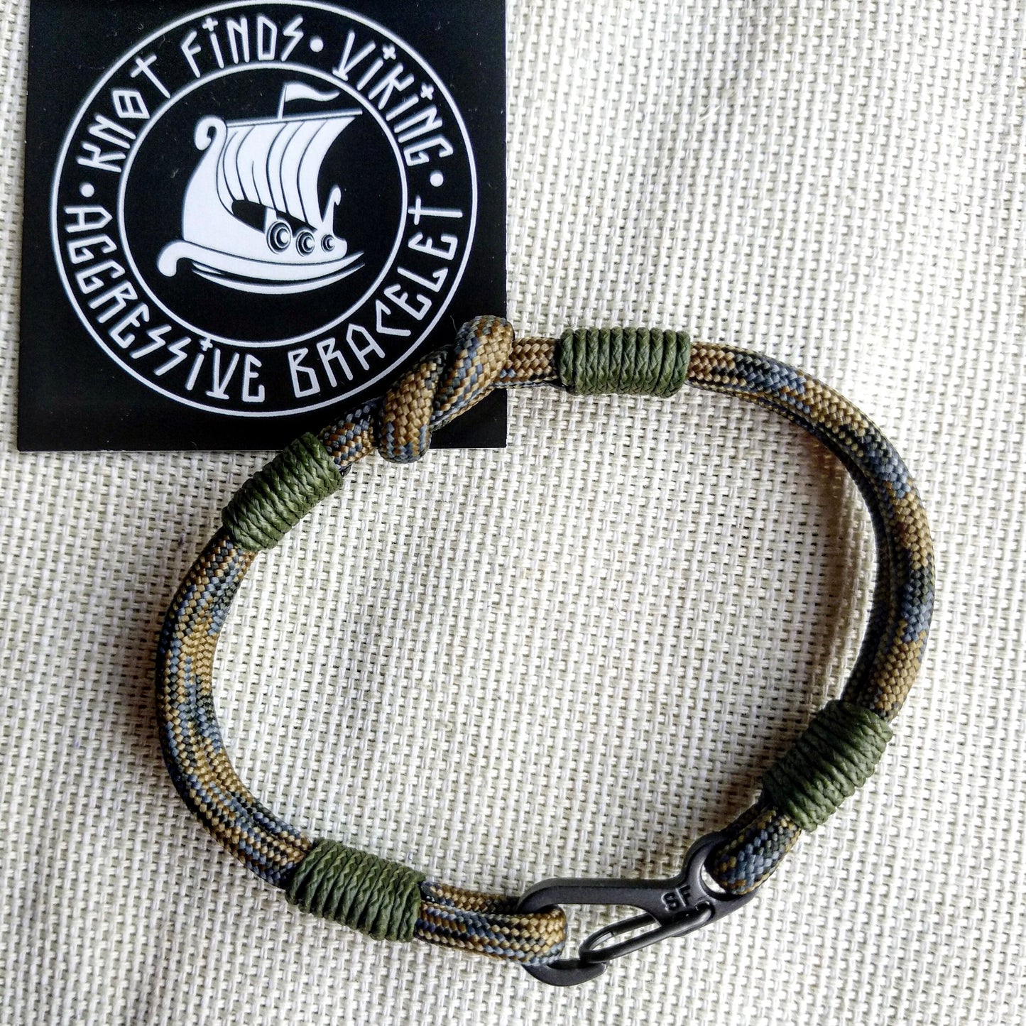 Thin military bracelet. Unloading camp bracelet. Paracord and carabiner bangle for men. Army style.