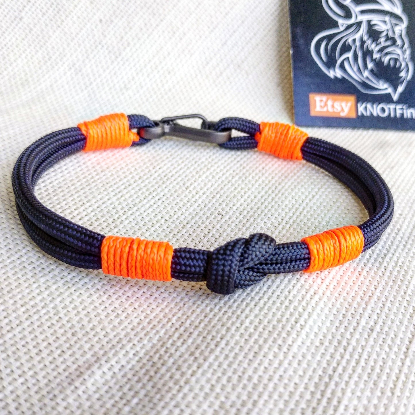 Unique paracord bracelet with carabiner. A great gift for a friend, girlfriend.