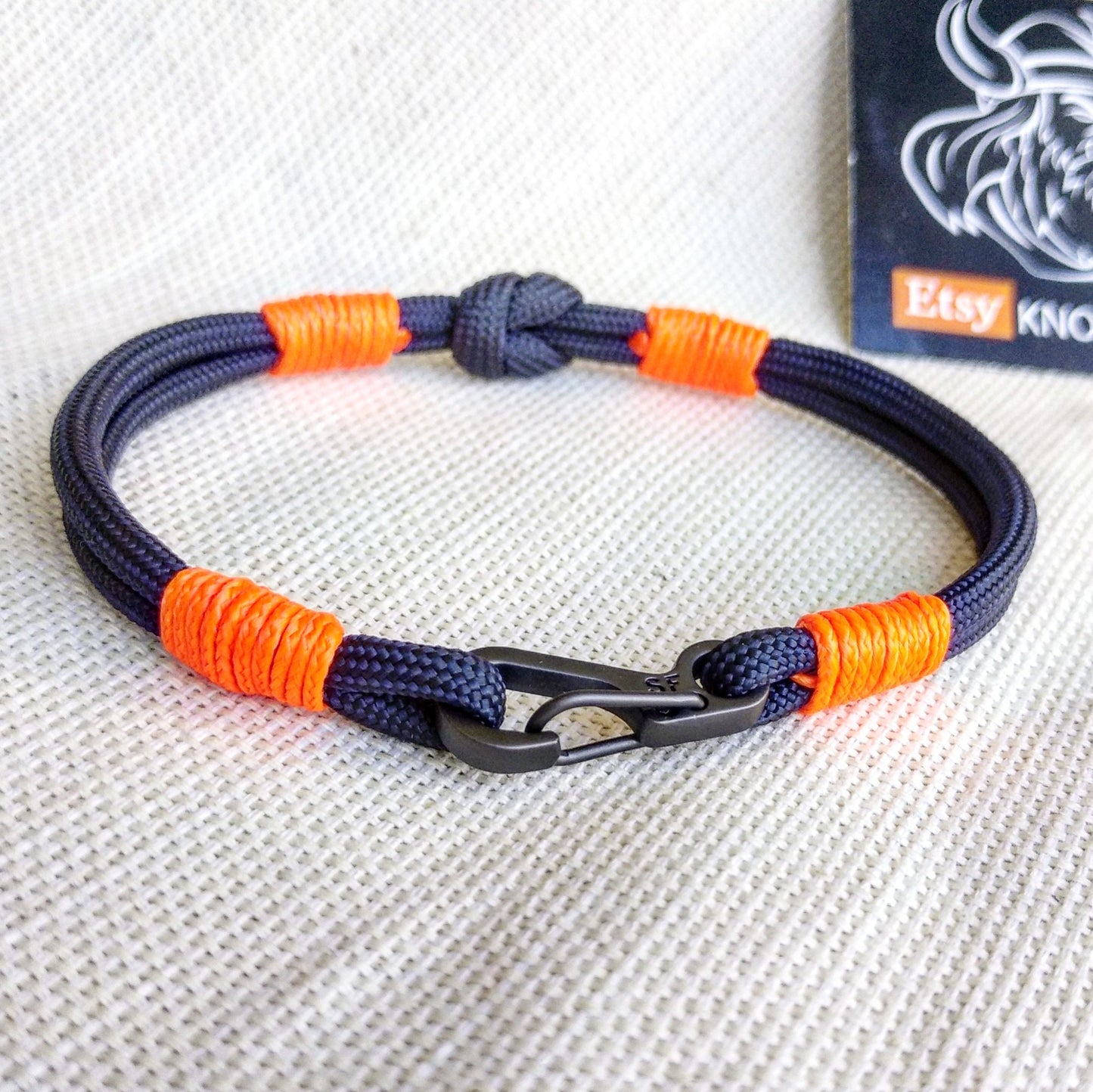Unique paracord bracelet with carabiner. A great gift for a friend, girlfriend.