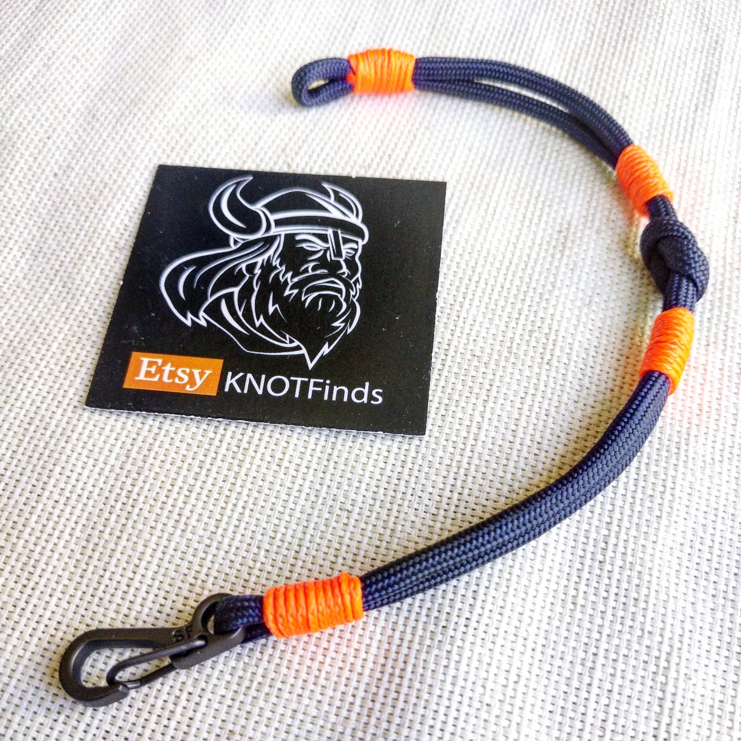 Unique paracord bracelet with carabiner. A great gift for a friend, girlfriend.