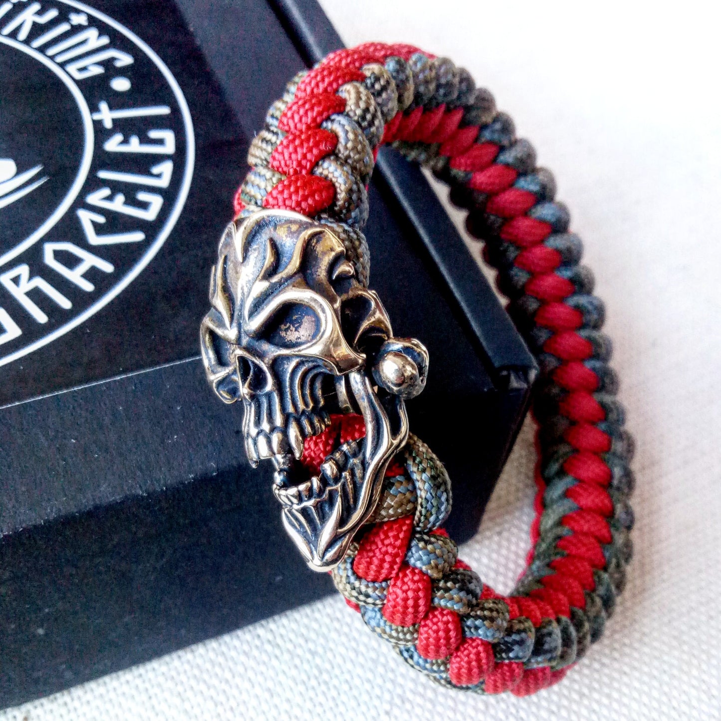 Paracord bracelet "SKULL HORROR". Celtic knot and parachute cord.