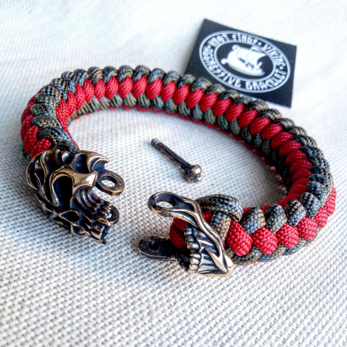 Paracord bracelet "SKULL HORROR". Celtic knot and parachute cord.