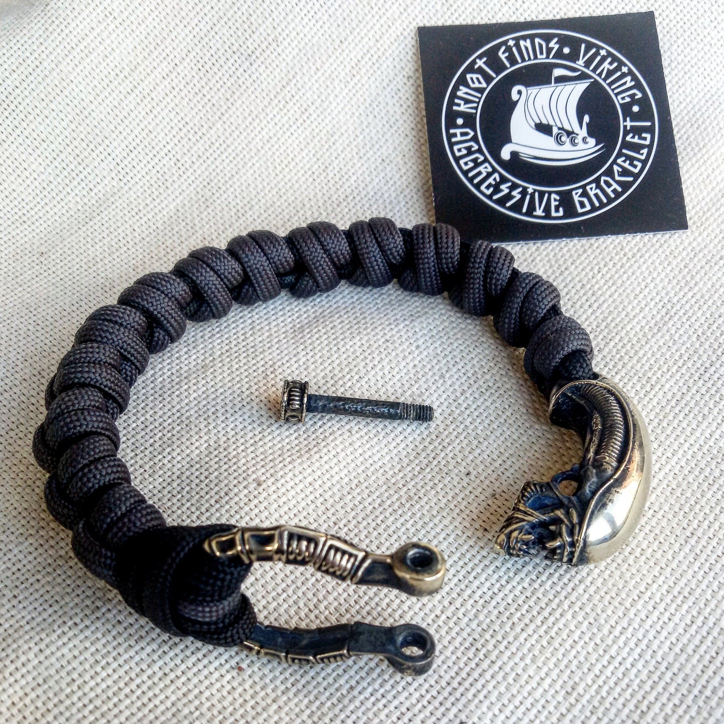 Paracord bracelet "ALIEN". Celtic knot and parachute cord.