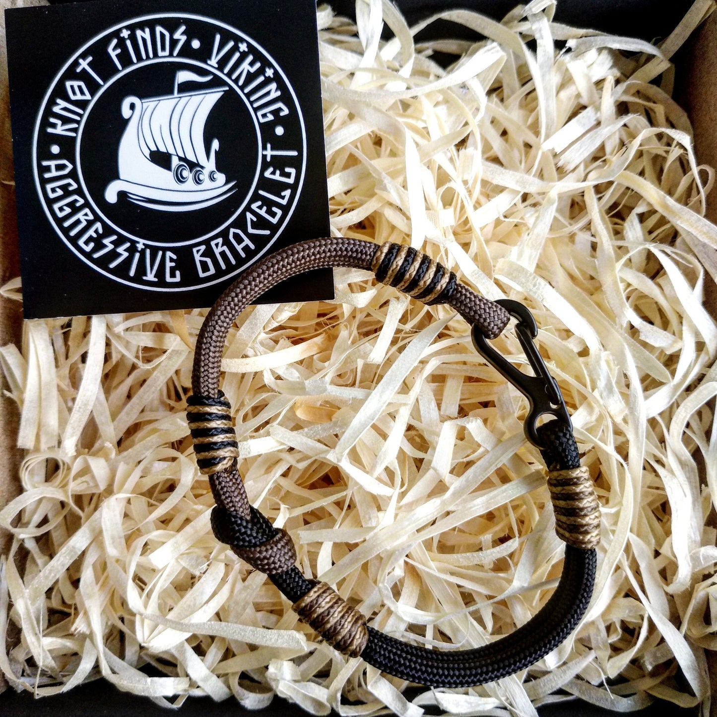 Thin Viking paracord bracelet with a carabiner. Made of parachute cord and celtic knots. Gift to a friend for his birthday.