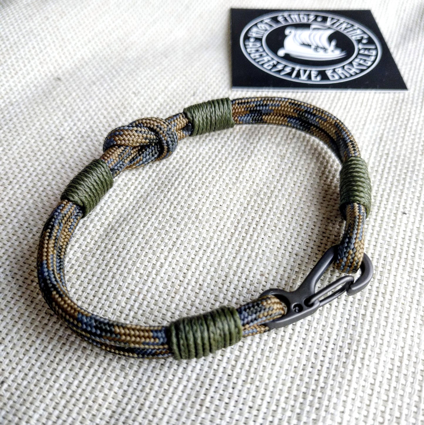 Thin military bracelet. Unloading camp bracelet. Paracord and carabiner bangle for men. Army style.