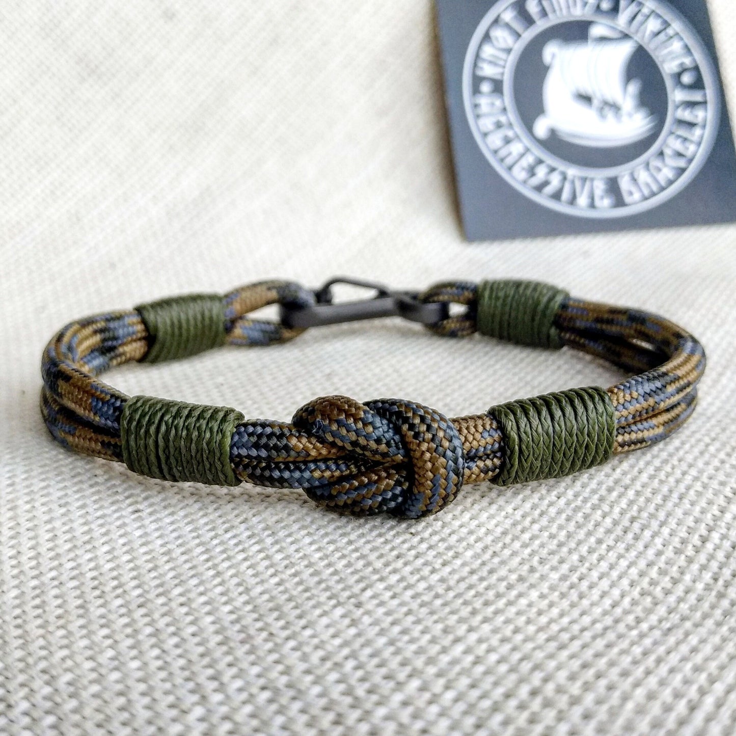 Thin military bracelet. Unloading camp bracelet. Paracord and carabiner bangle for men. Army style.