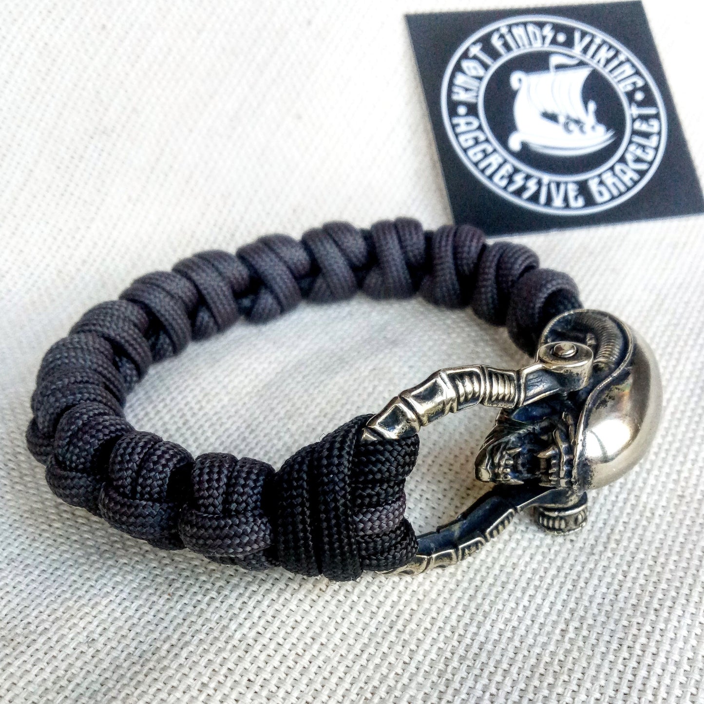 Paracord bracelet "ALIEN". Celtic knot and parachute cord.