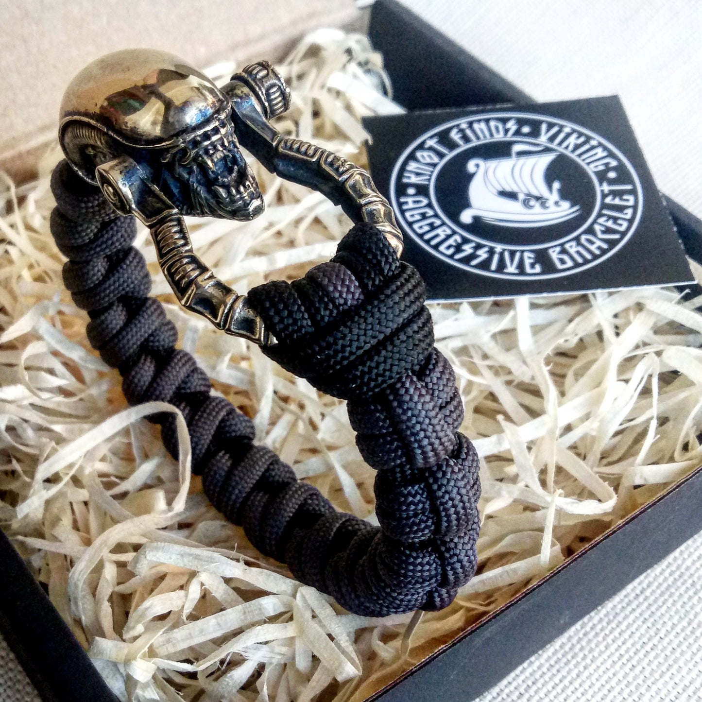 Paracord bracelet "ALIEN". Celtic knot and parachute cord.