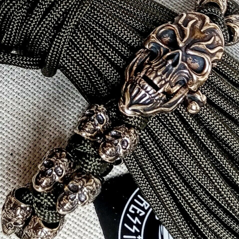 Horror skull paracord bracelet. A great gift for the Halloween. Celtic knots.