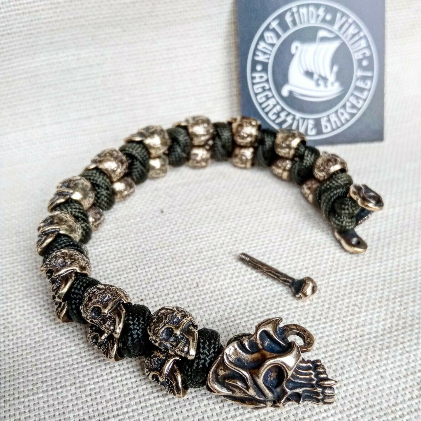 Horror skull paracord bracelet. A great gift for the Halloween. Celtic knots.