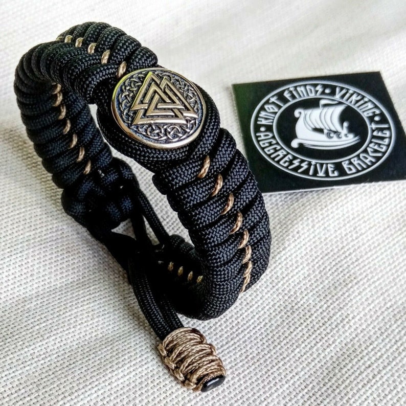 Instruction weaving for the weaving paracord bracelet Mad Max style. Viking jewelry. Valknut symbol.