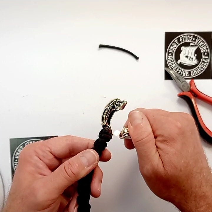 Tutorials weaving paracord bracelet. Instructions for the ALIEN bangle. Instructions for creating a bracelet with your own hands. Halloween.