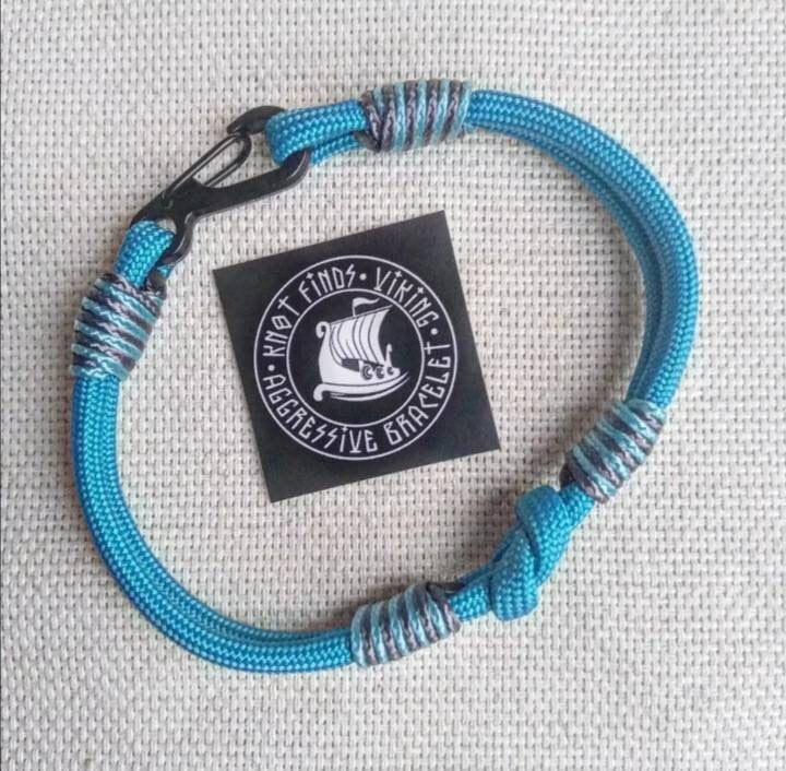 Turquoise thin Nordic paracord bangle with a carabiner. Made of parachute cord and celtic knots. Gift to a friend for his birthday.