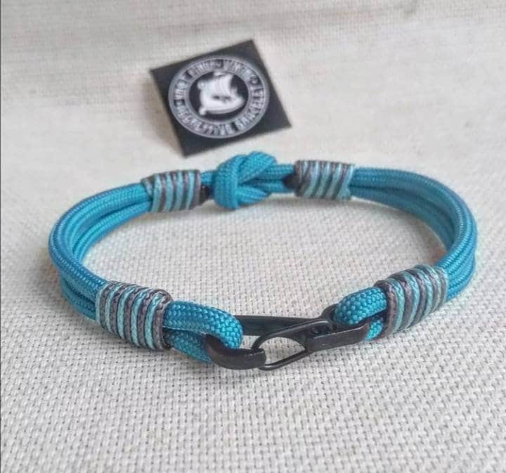 Turquoise thin Nordic paracord bangle with a carabiner. Made of parachute cord and celtic knots. Gift to a friend for his birthday.