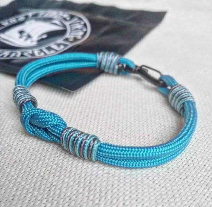 Turquoise thin Nordic paracord bangle with a carabiner. Made of parachute cord and celtic knots. Gift to a friend for his birthday.