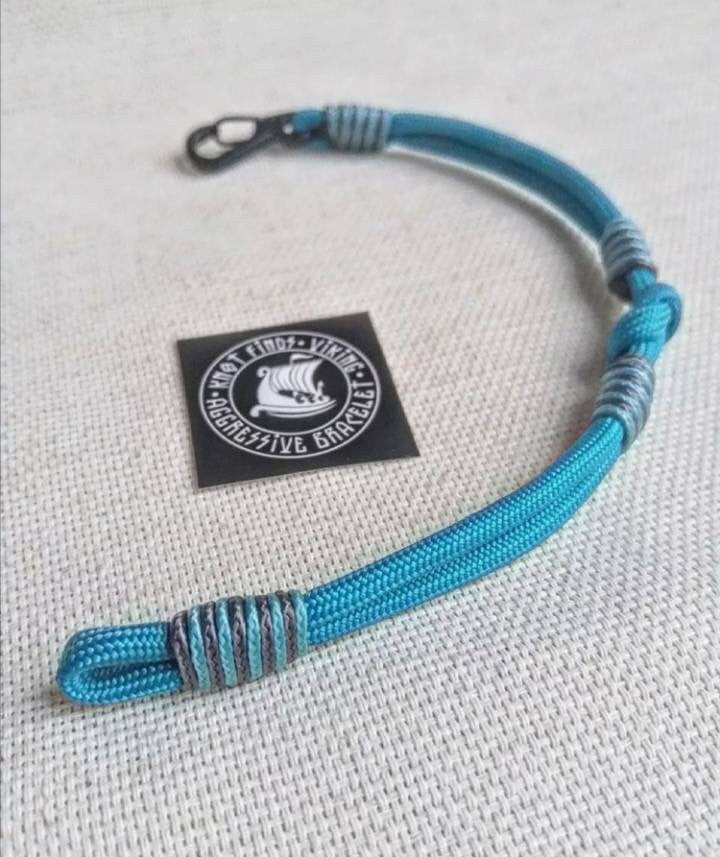 Turquoise thin Nordic paracord bangle with a carabiner. Made of parachute cord and celtic knots. Gift to a friend for his birthday.