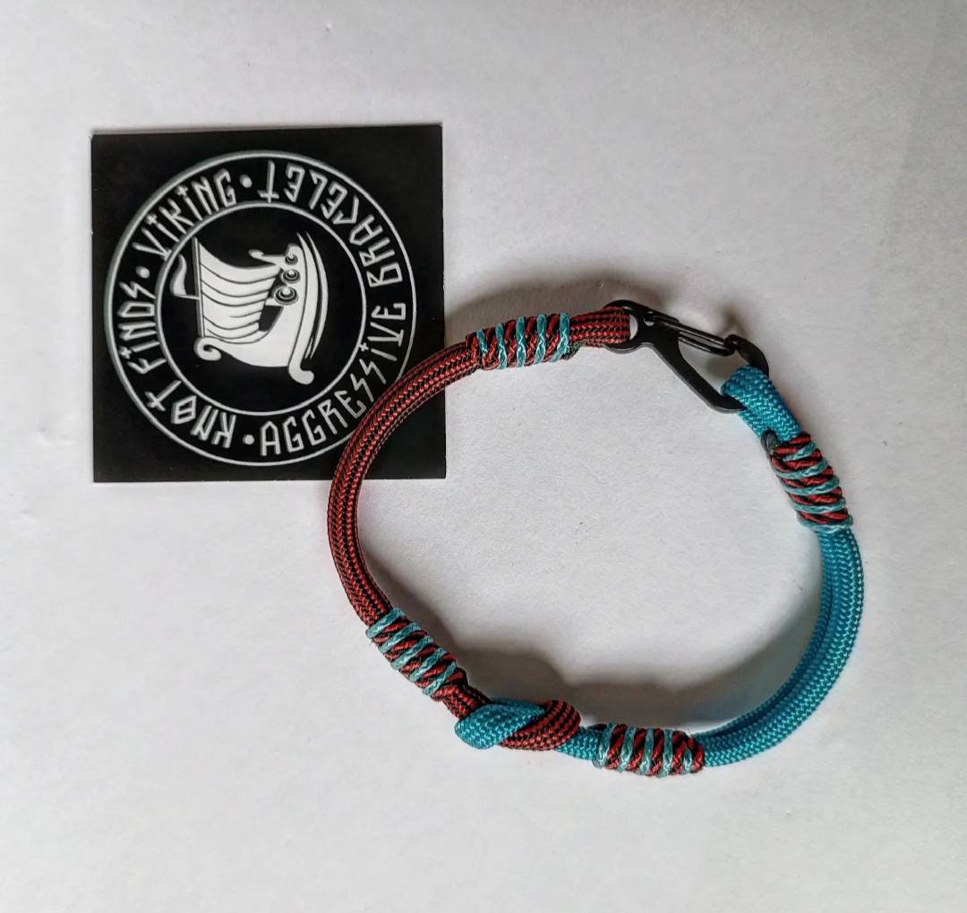 Turquoise and bloody stripe thin Nordic paracord bangle with a carabiner. Made of parachute cord and celtic knots.