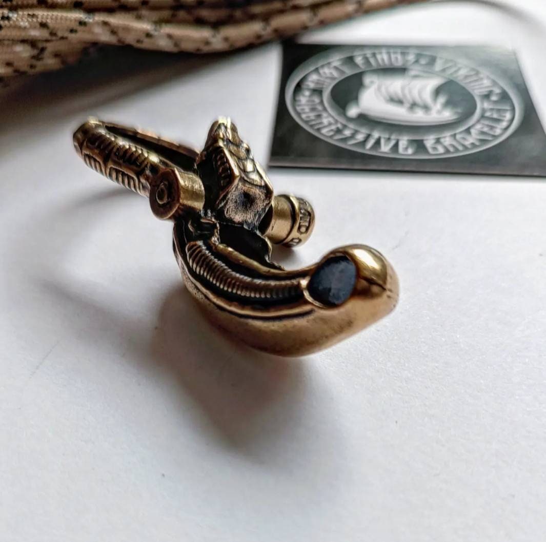 Brass paracord ALIEN shackle. Xenomorph. Beads for paracord weaving, viking style. viking jewelry, manual casting
