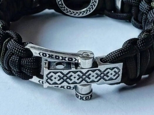 A clasp for paracord or leather bracelets. 925 sterling silver. Viking-inspired sterling silver beads. Handcrafted Viking-inspired jewelry for those seeking unique and stylish accessories.