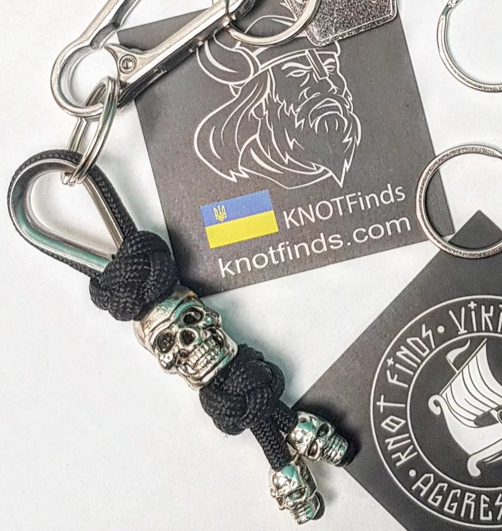 Jolly Roger Skull Keychain – Handmade Paracord Pirate Keychain, Skull EDC Gift, Rebel Style Accessory