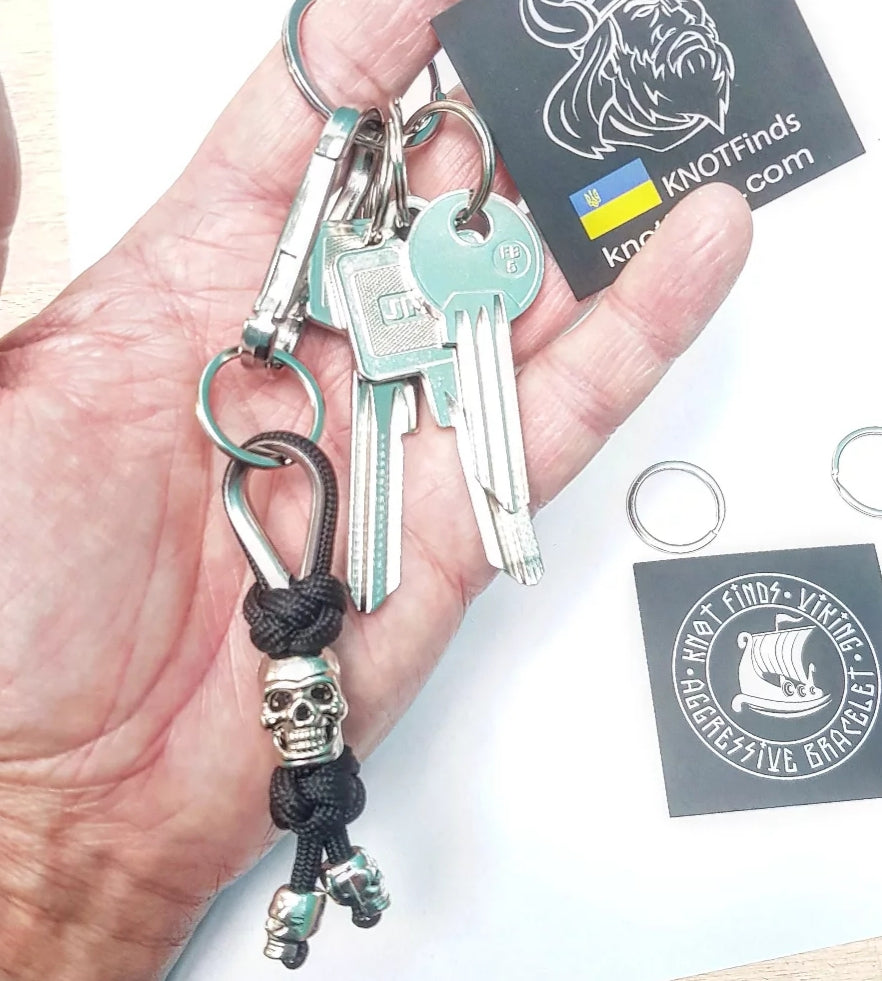 Jolly Roger Skull Keychain – Handmade Paracord Pirate Keychain, Skull EDC Gift, Rebel Style Accessory
