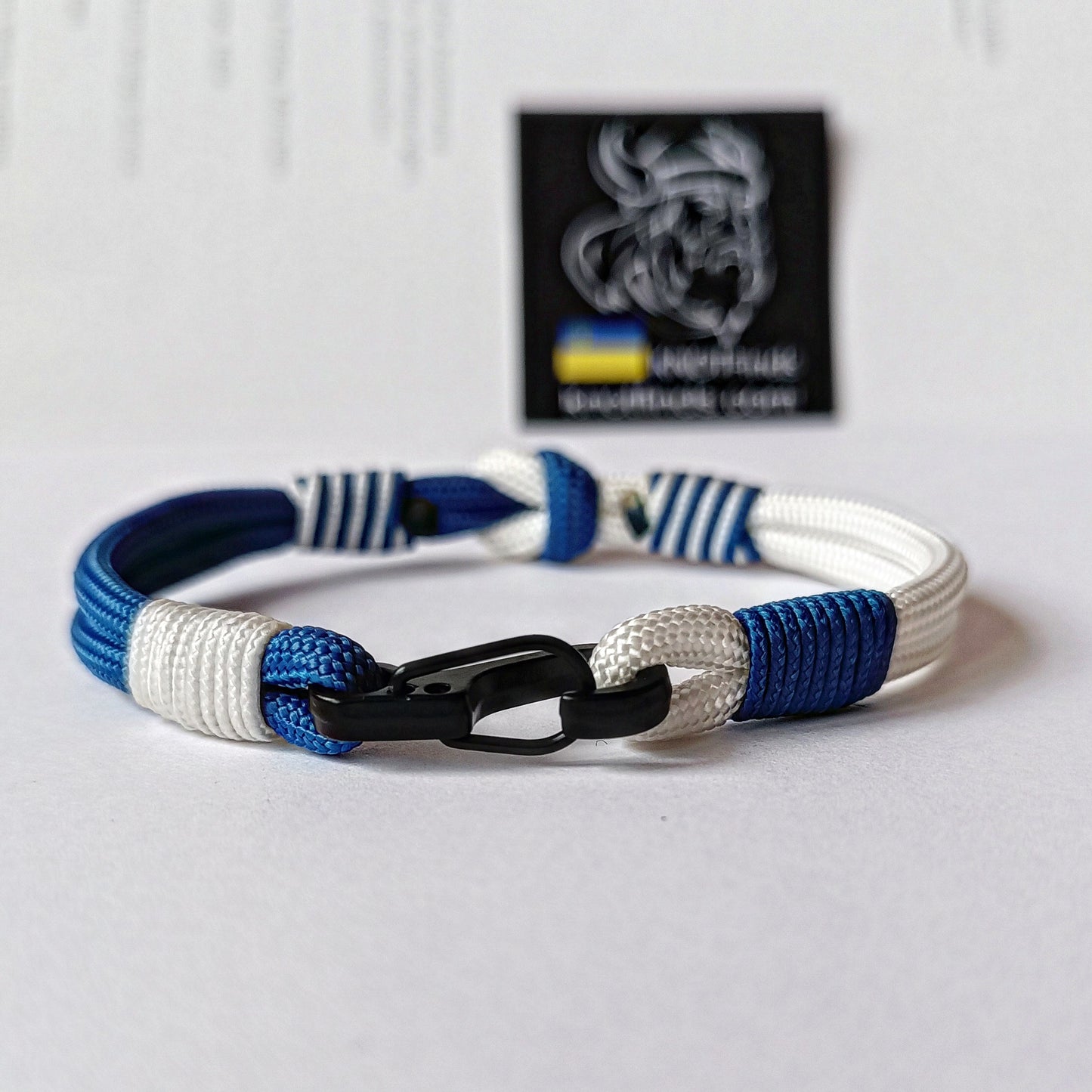 Israel solidarity bracelet. Thin paracord bracelet with a carbine. Israeli patriot bracelet. Royal blue and white bangle. Made of parachute cord and celtic knots. Gift for yours friends.