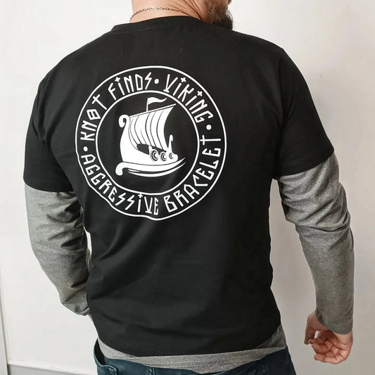 Men's T-shirt in black with a print of "Drakar Viking Ship" Stylish Scandinavian T-shirt with sleeves and a print of the logo of the legendary brand "KNOTFinds".