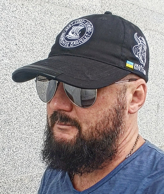 Black baseball cap with “Drakar Viking Ship” print. Stylish Scandinavian baseball cap with a print of the logo of the legendary brand “KNOTFinds”.